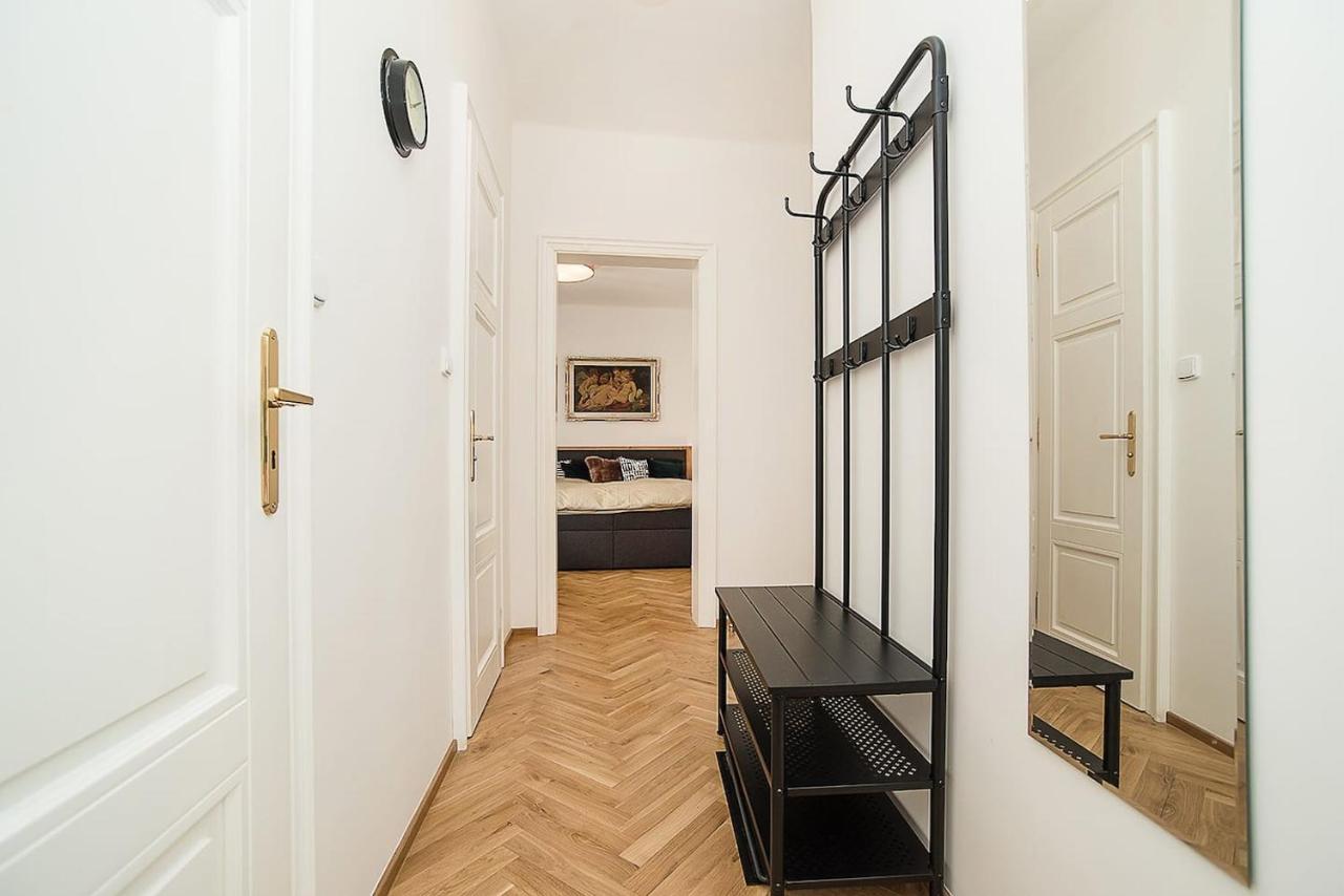 Lägenhet Newly Renovated 1-bed At Charles Bridge Prag